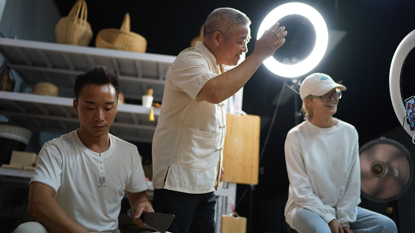Bamboo maestro Li Nian’gen, 62, and his team livestream weaving techniques (Xinhua/Zhou Mi)